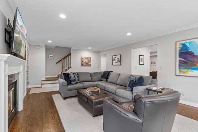 2521 Abbey Hill Drive, Minnetonka, MN 55305
