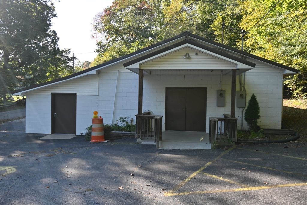 2222 Waynesboro Hwy, Hohenwald, TN 38462