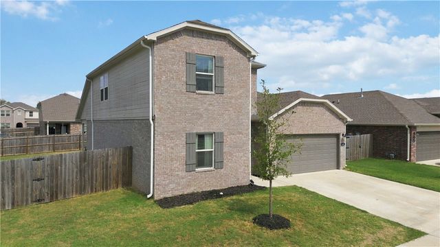 909 W Cottonwood Street, Rogers, AR 72758