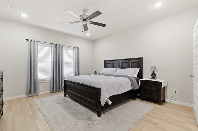 909 W Cottonwood Street, Rogers, AR 72758