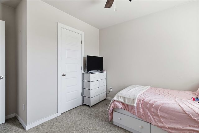 909 W Cottonwood Street, Rogers, AR 72758