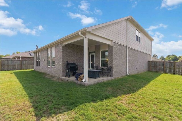 909 W Cottonwood Street, Rogers, AR 72758