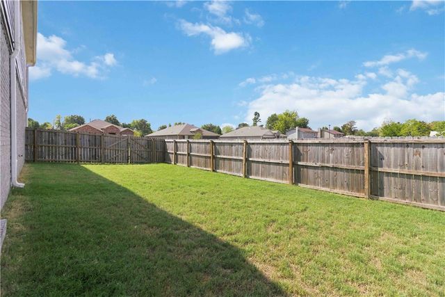 909 W Cottonwood Street, Rogers, AR 72758