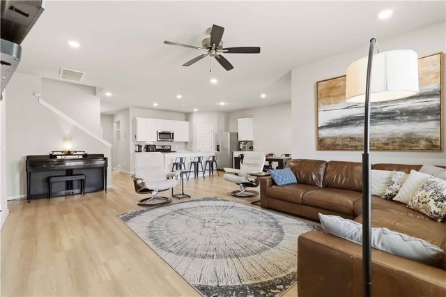 909 W Cottonwood Street, Rogers, AR 72758