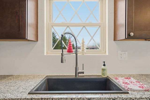 229 Brown Crest Rd, Lafollette, TN 37766