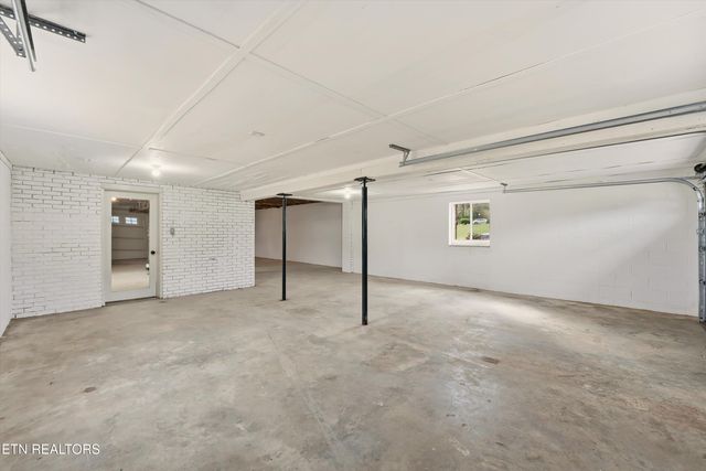 229 Brown Crest Rd, Lafollette, TN 37766