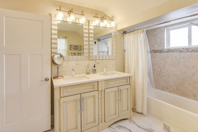 4633 W Grace Street, Chicago, IL 60641