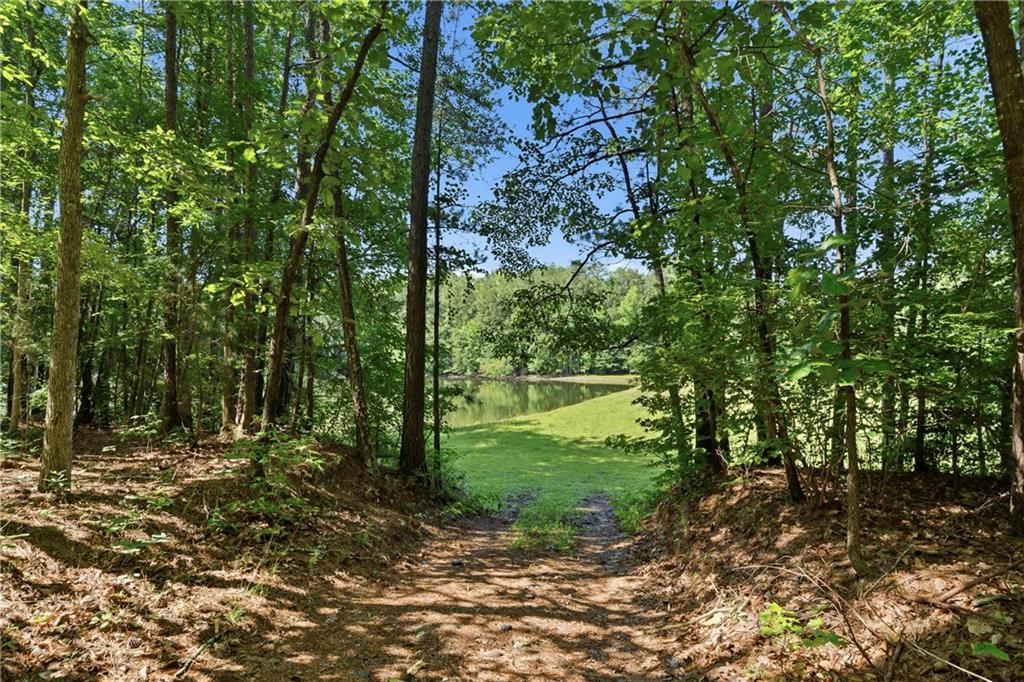 Image 3 of property listing at 460 Honey Creek Road SE, Conyers, GA 30094