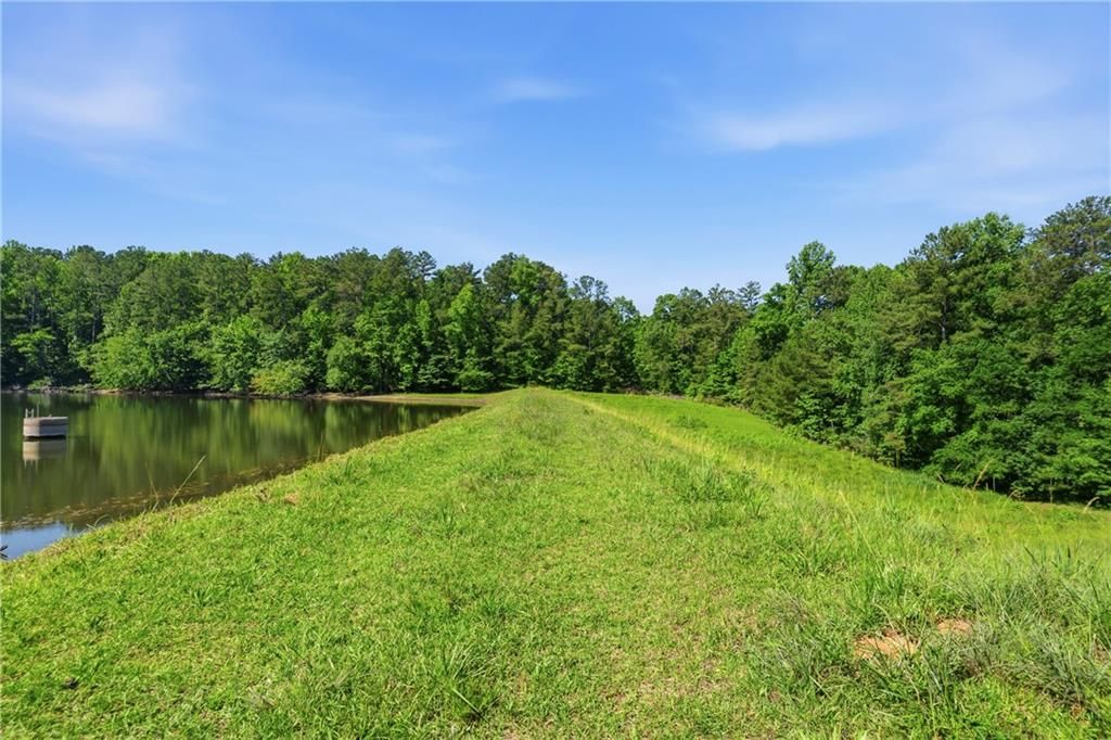 Image 4 of property listing at 460 Honey Creek Road SE, Conyers, GA 30094