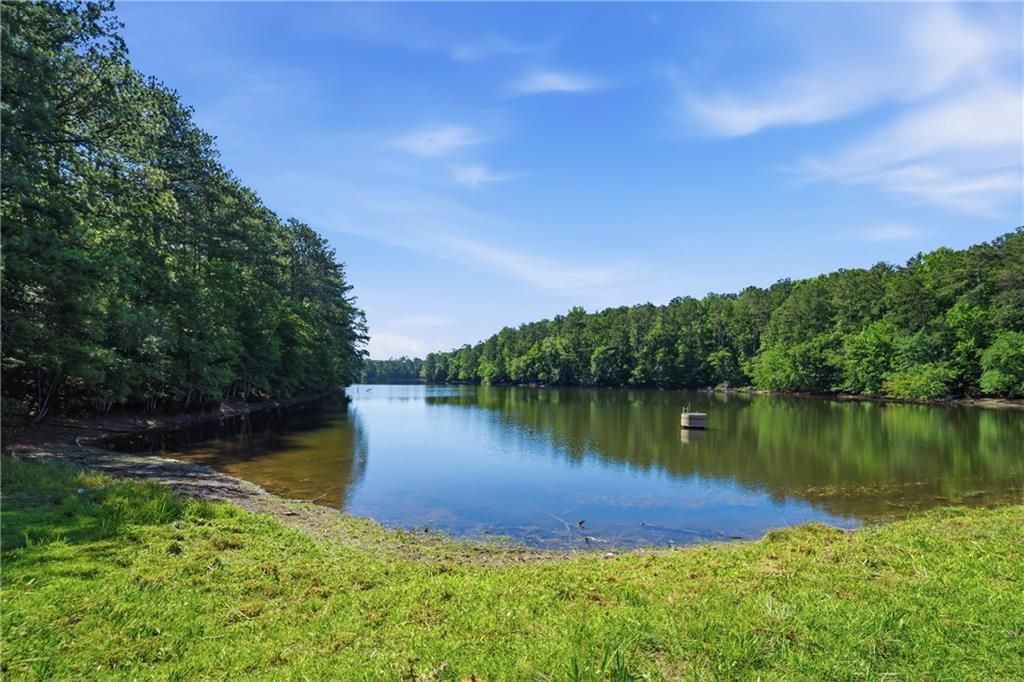 Image 6 of property listing at 460 Honey Creek Road SE, Conyers, GA 30094