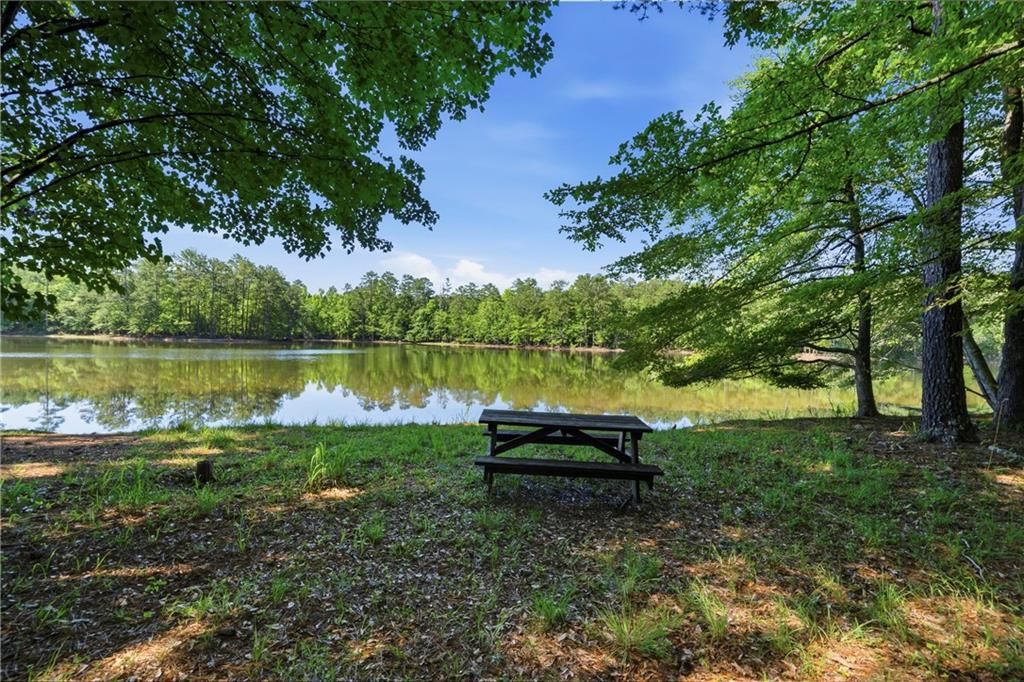Image 7 of property listing at 460 Honey Creek Road SE, Conyers, GA 30094