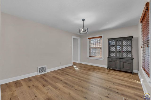 1914 SW Arnold AVE, Topeka, KS 66604