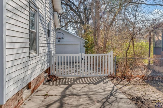 1914 SW Arnold AVE, Topeka, KS 66604