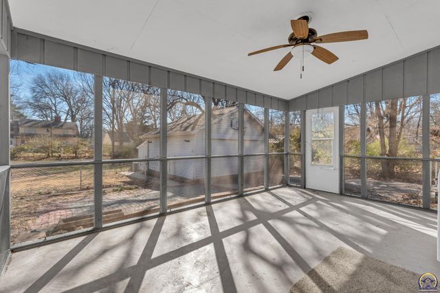 1914 SW Arnold AVE, Topeka, KS 66604