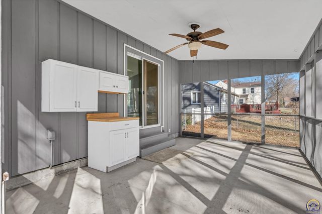 1914 SW Arnold AVE, Topeka, KS 66604