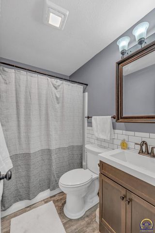 1914 SW Arnold AVE, Topeka, KS 66604