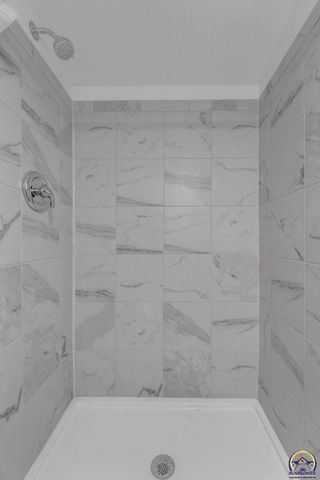 1914 SW Arnold AVE, Topeka, KS 66604