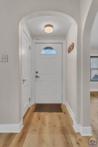 1914 SW Arnold AVE, Topeka, KS 66604