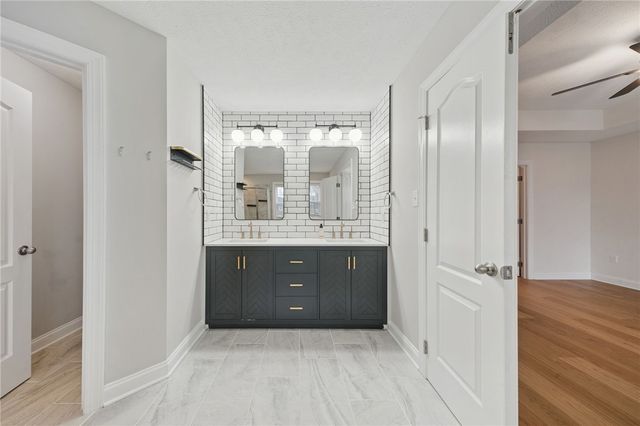 5600 Willow Terrace Dr, Bethel Park, PA 15102