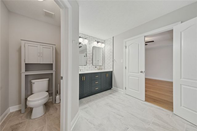 5600 Willow Terrace Dr, Bethel Park, PA 15102