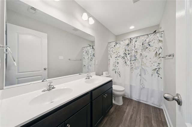 5600 Willow Terrace Dr, Bethel Park, PA 15102