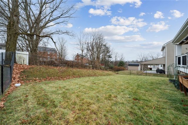 5600 Willow Terrace Dr, Bethel Park, PA 15102