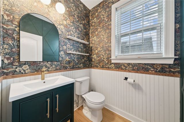 5600 Willow Terrace Dr, Bethel Park, PA 15102