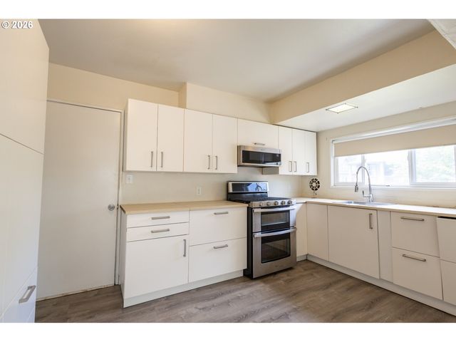 7004 Se WOODSTOCK Blvd, Portland, OR 97206