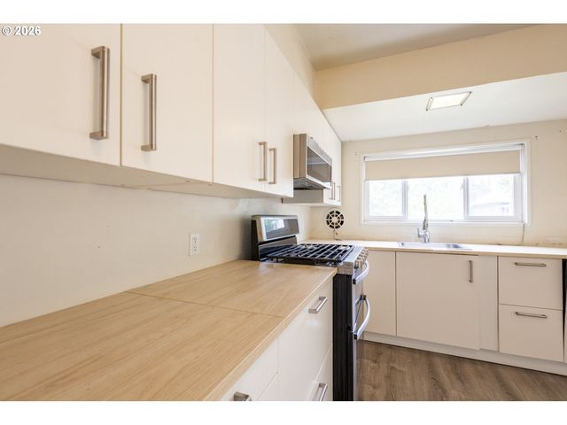 7004 Se WOODSTOCK Blvd, Portland, OR 97206