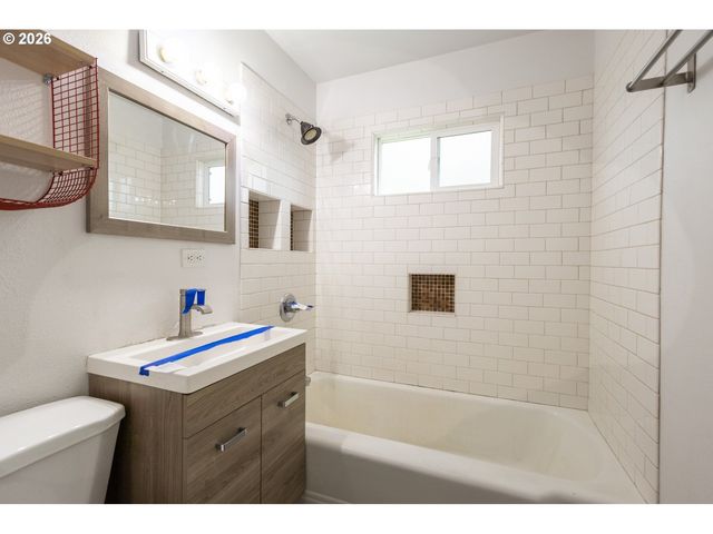 7004 Se WOODSTOCK Blvd, Portland, OR 97206