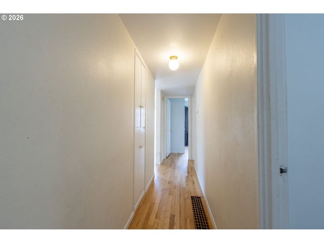 7004 Se WOODSTOCK Blvd, Portland, OR 97206