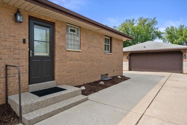 2722 E Denton AVENUE, Saint Francis, WI 53235
