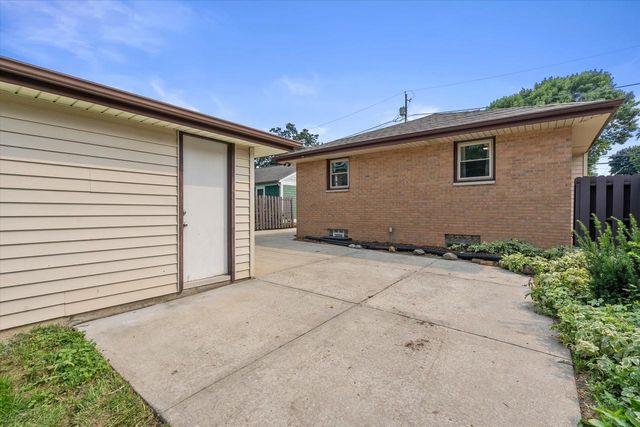 2722 E Denton AVENUE, Saint Francis, WI 53235