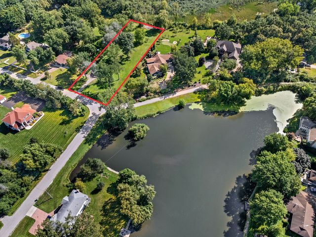 1920 Lockwood Drive, Green Oaks, IL 60048