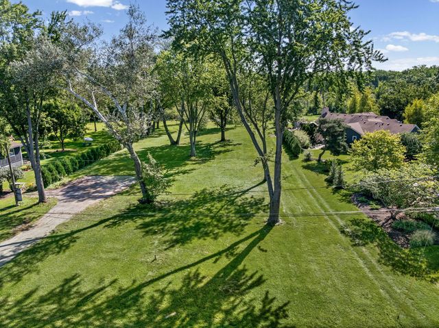 1920 Lockwood Drive, Green Oaks, IL 60048
