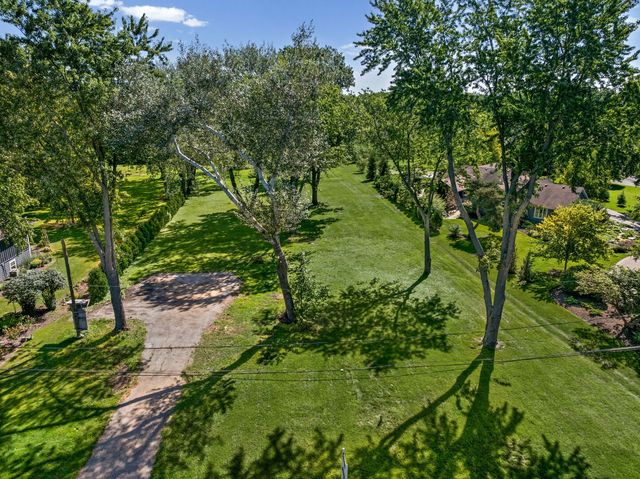 1920 Lockwood Drive, Green Oaks, IL 60048