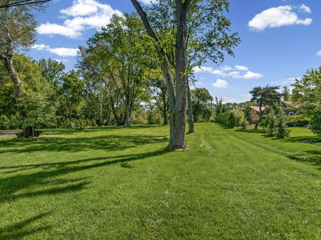1920 Lockwood Drive, Green Oaks, IL 60048