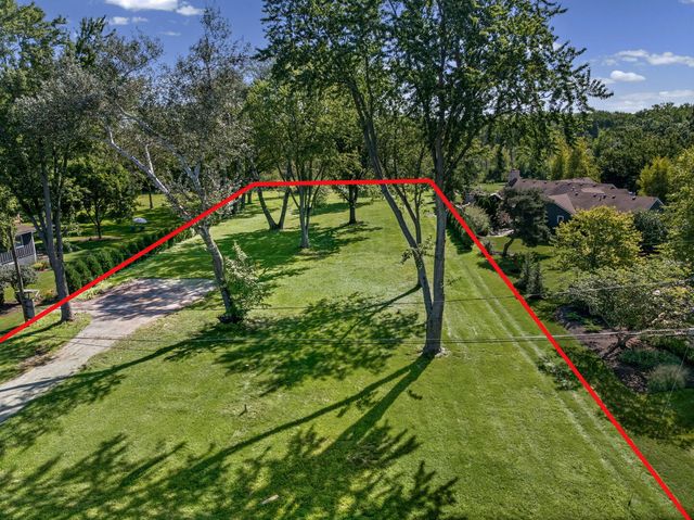 1920 Lockwood Drive, Green Oaks, IL 60048