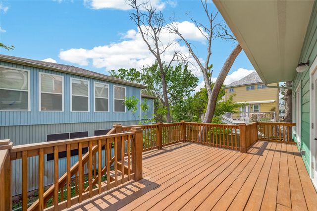 921 Ivy Road, Clear Lake Shores, TX 77565