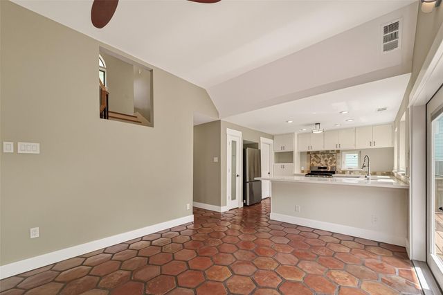 921 Ivy Road, Clear Lake Shores, TX 77565