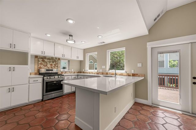 921 Ivy Road, Clear Lake Shores, TX 77565