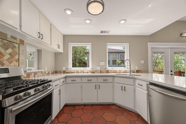 921 Ivy Road, Clear Lake Shores, TX 77565