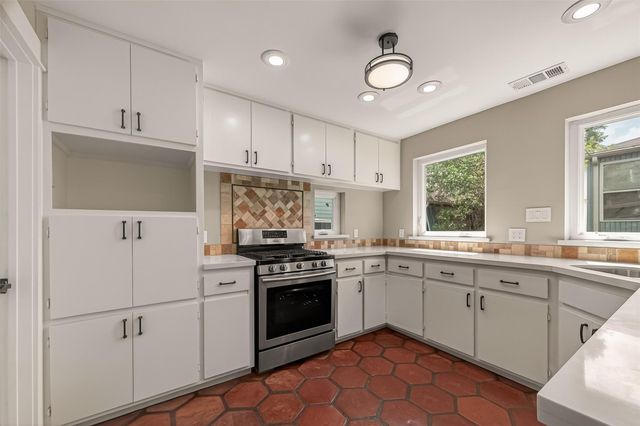 921 Ivy Road, Clear Lake Shores, TX 77565