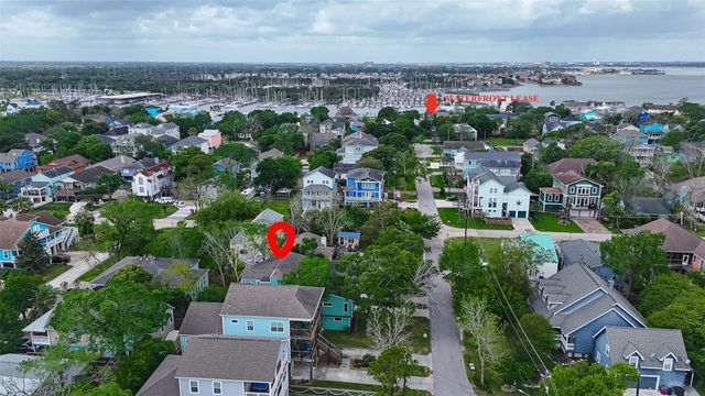 921 Ivy Road, Clear Lake Shores, TX 77565