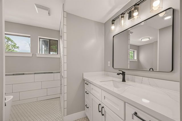 921 Ivy Road, Clear Lake Shores, TX 77565