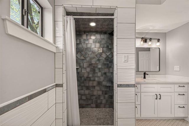 921 Ivy Road, Clear Lake Shores, TX 77565