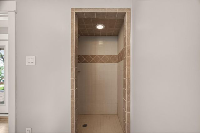 921 Ivy Road, Clear Lake Shores, TX 77565