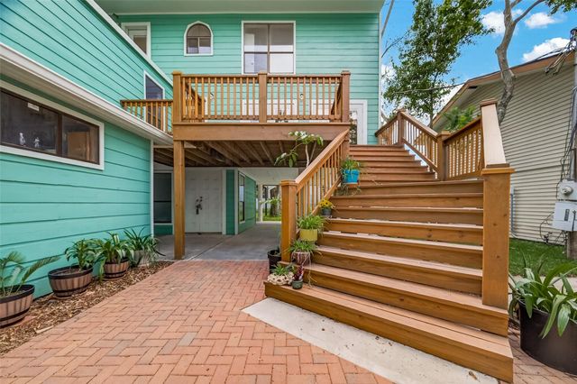 921 Ivy Road, Clear Lake Shores, TX 77565