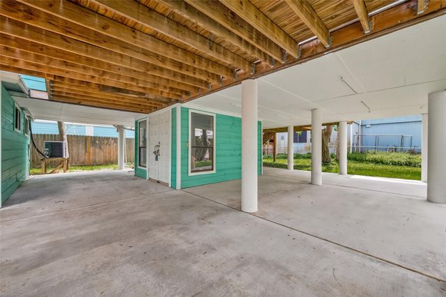 921 Ivy Road, Clear Lake Shores, TX 77565