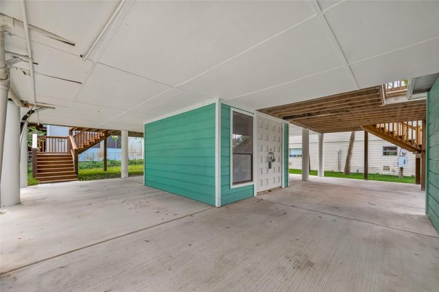 921 Ivy Road, Clear Lake Shores, TX 77565